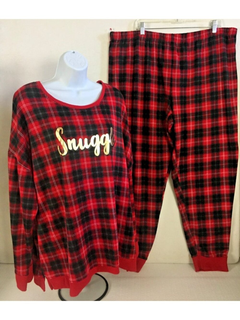 Secret Treasures Pajama Set Women Size 3X Red Black Plaid Gold Snuggle on Front